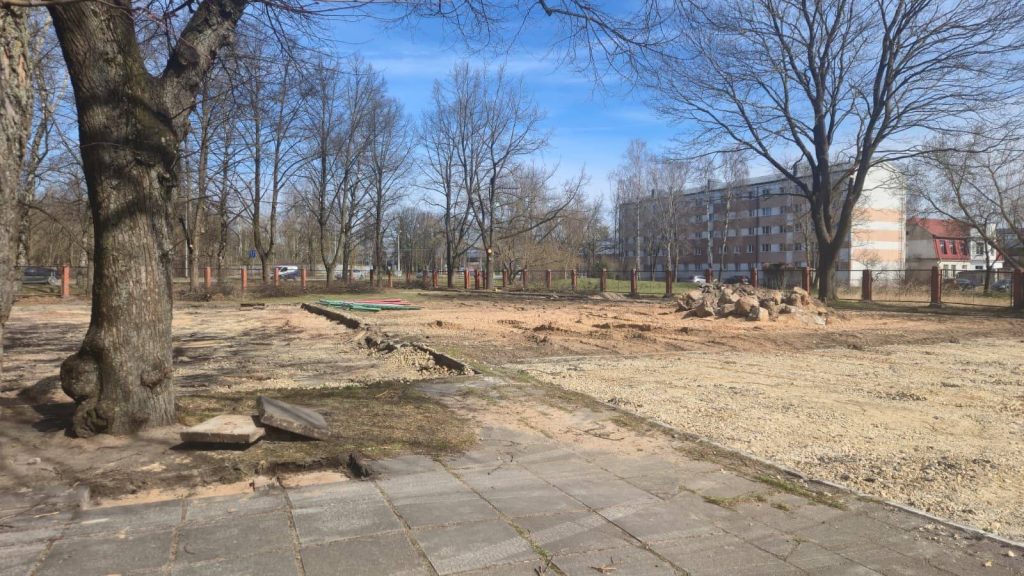 Āra sporta infrastruktūras izveide Rīgas 45. vidusskolas lietojumā esošajā teritorijā Ropažu ielā 34 (Ropažu iela 34) - Sporto aikštynas ar kortai - statybų nuotraukos