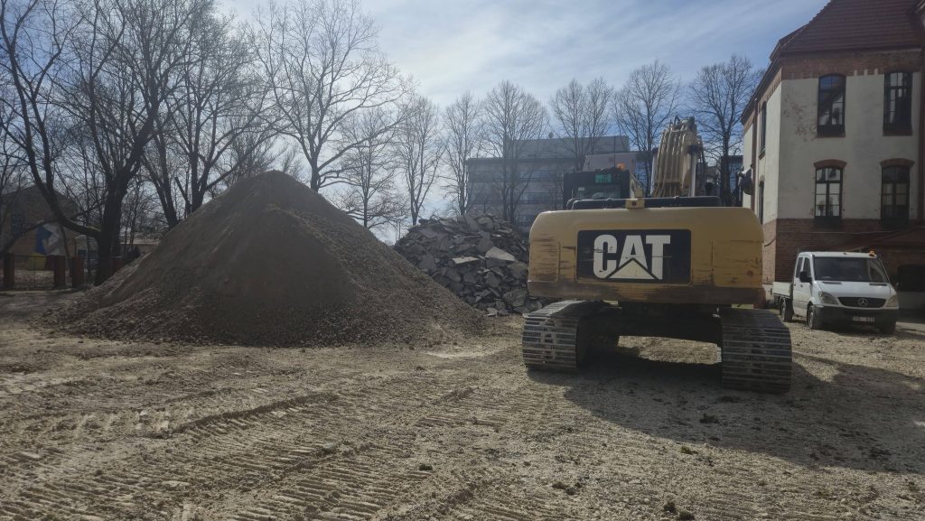 Āra sporta infrastruktūras izveide Rīgas 45. vidusskolas lietojumā esošajā teritorijā Ropažu ielā 34 (Ropažu iela 34) - Sporto aikštynas ar kortai - statybų nuotraukos