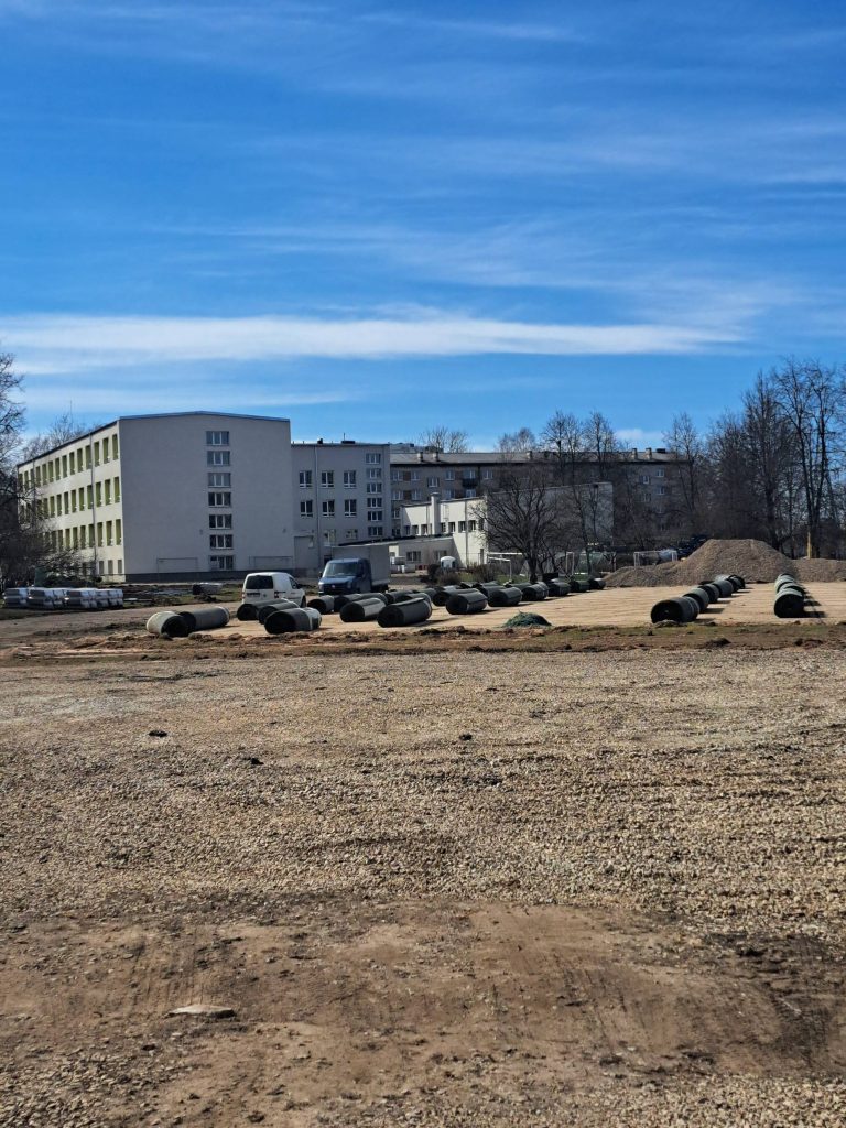 Āra sporta infrastruktūras izveide Rīgas 45. vidusskolas lietojumā esošajā teritorijā Ropažu ielā 34 (Ropažu iela 34) - Sporto aikštynas ar kortai - statybų nuotraukos