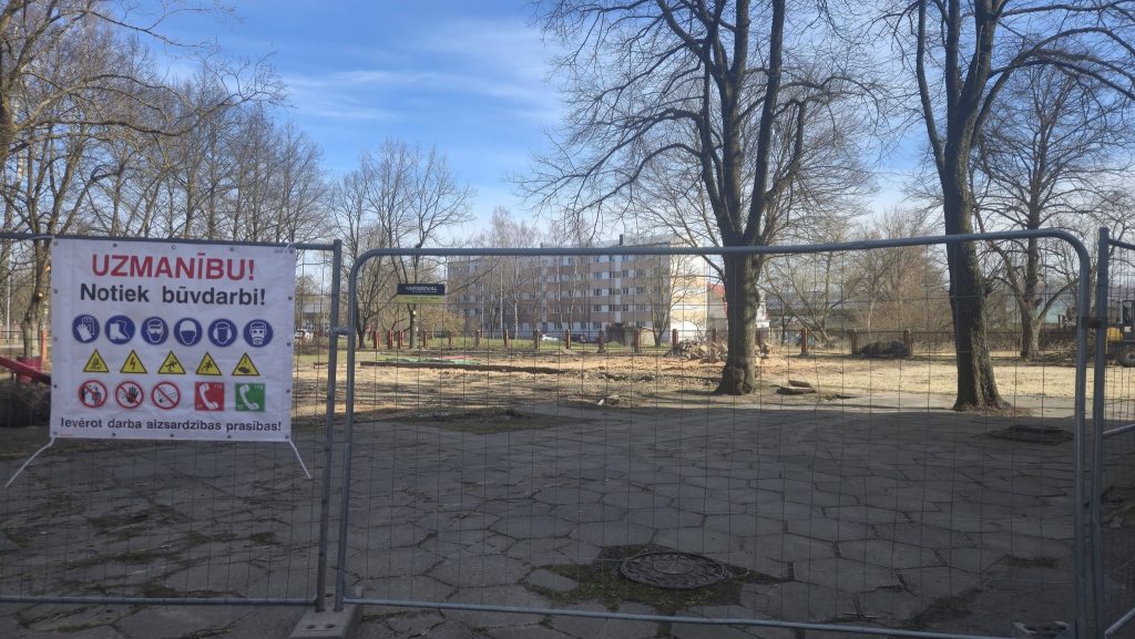 Āra sporta infrastruktūras izveide Rīgas 45. vidusskolas lietojumā esošajā teritorijā Ropažu ielā 34 (Ropažu iela 34) - Sporto aikštynas ar kortai - statybų nuotraukos